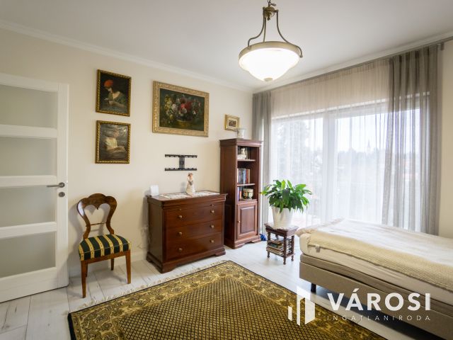 Modern, belső kétszintes családi ház remek panorámával!