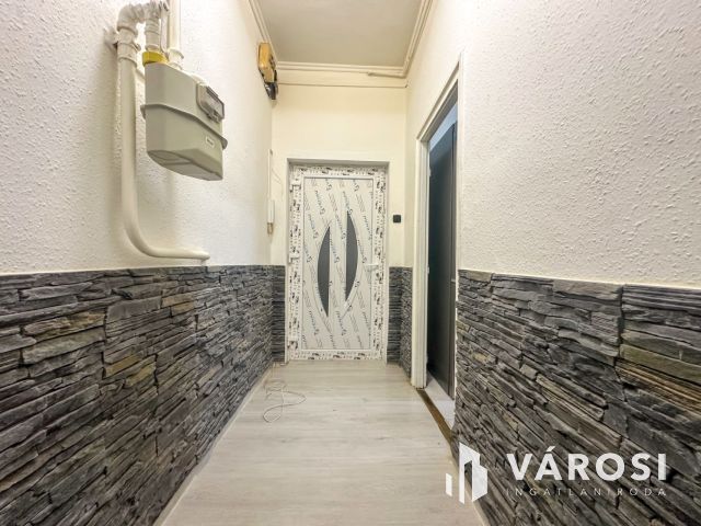 Vásártéren felújított, 1 szobás lakás eladó!