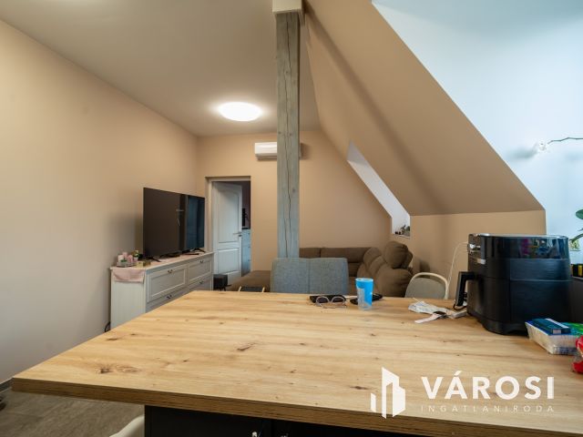 Eladó nappali + 2 háló + 2 autó beállós újszerű lakás Gödön