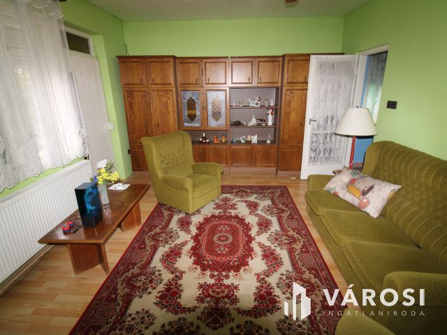 Kétszintes tégla ház, garázzsal.