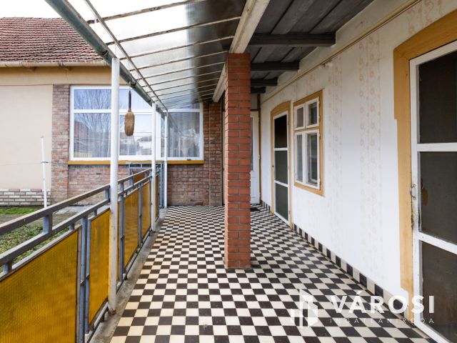 Tágas terek, jó szerkezet, belváros közeli lokáció