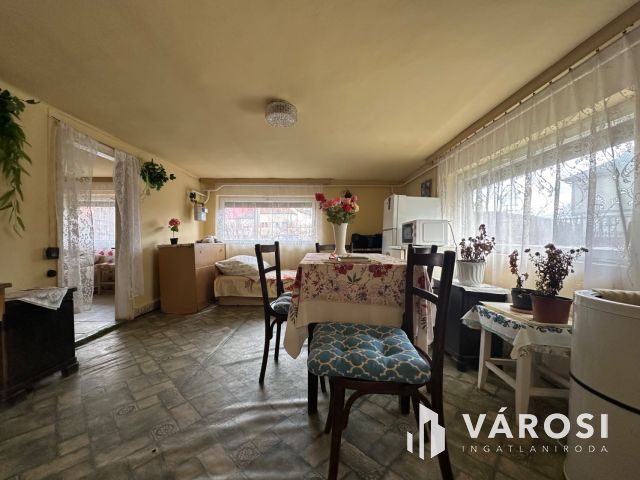 A falu csendes részén, felújítandó családi ház eladó!