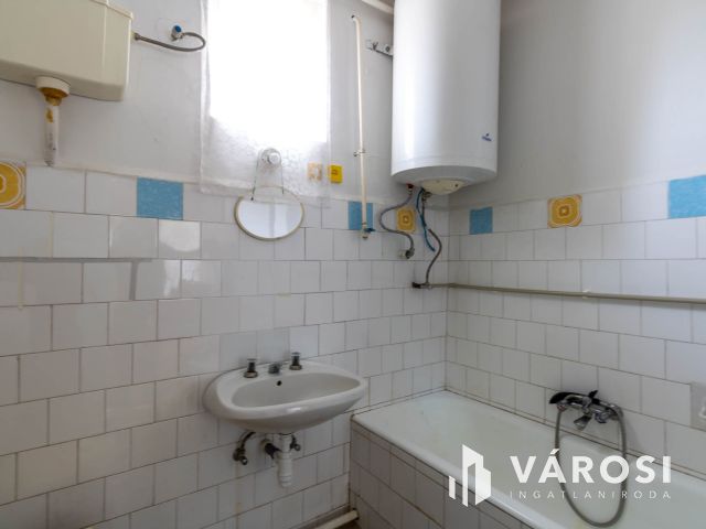 Tégla építésű kis ház Enyingen, sok lehetőséggel