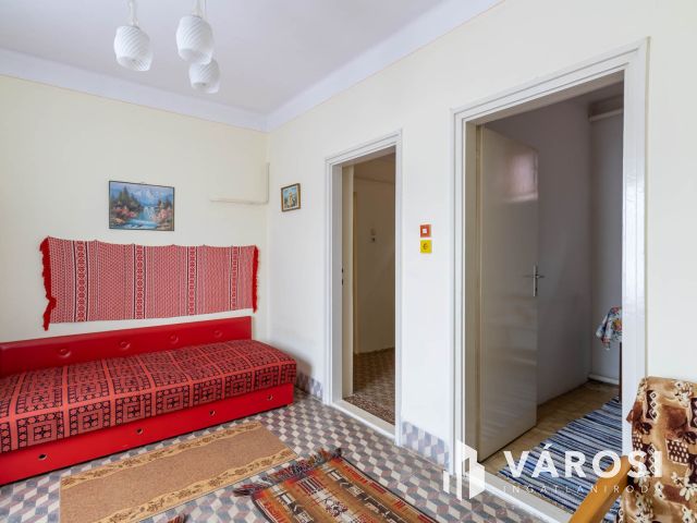 Tégla építésű kis ház Enyingen, sok lehetőséggel