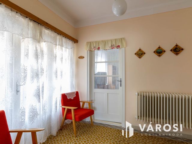 Tégla építésű kis ház Enyingen, sok lehetőséggel