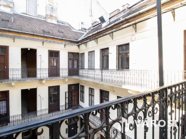 15 m2-es, 3. emeleti iroda kiadó a Podmaniczky utcában