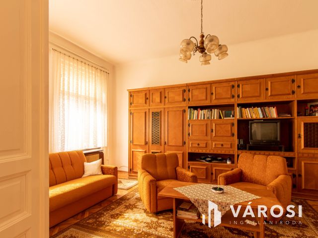 Világos erkélyes polgári lakás a VII. kerületben