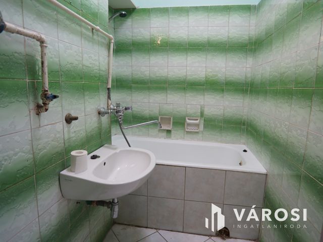 Platán soron, földszinti lakás