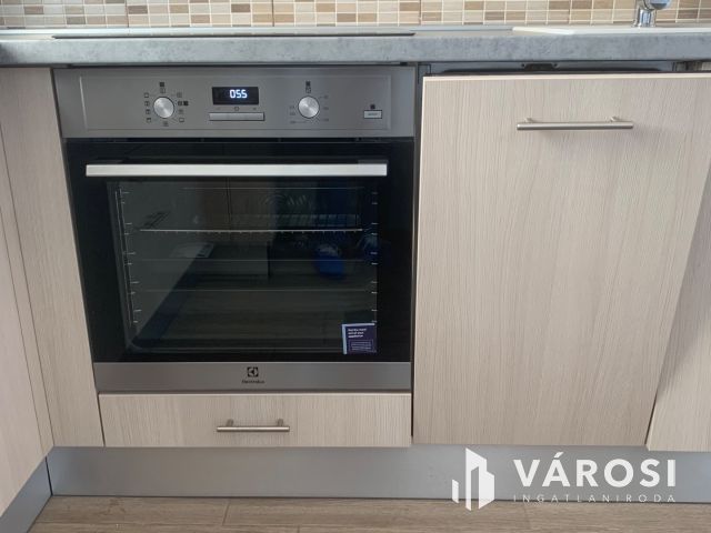 Teljeskörűen  felújított lakás az újkertben eladó