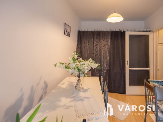 Loggiás panellakás ötszintes házban a Csorba utcában eladó