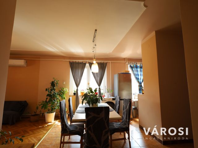 „4 külön szoba,de igény szerint akár 6 szobássá alakítható.”