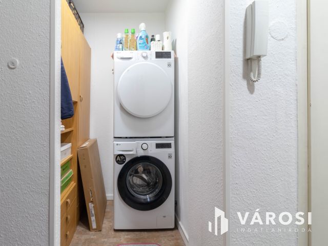 Világos, 2 szobás lakás beépített erkéllyel, remek helyen