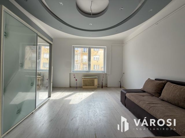 Vásártéren 1. emeleti, 1 szobás lakás eladó!