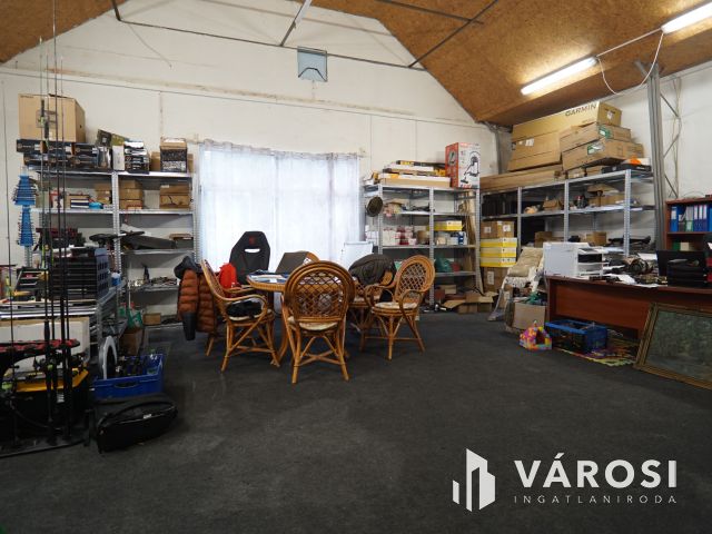 Kiadó telephely kisebb-nagyobb épületei