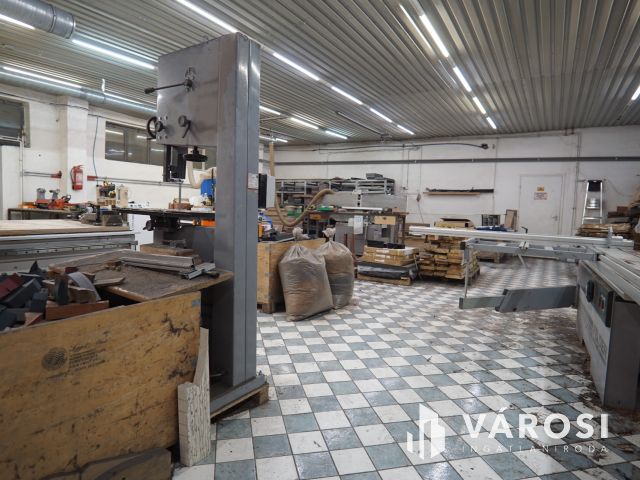 Kiadó telephely kisebb-nagyobb épületei