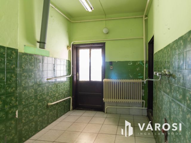 Központ közeli ház tele lehetőséggel