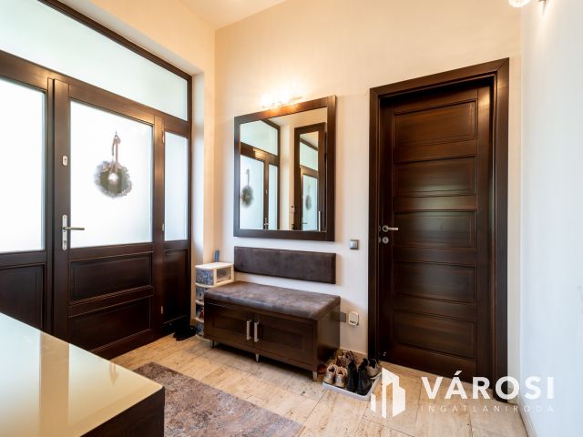 Mediterrán családi ház, luxus lakóparkban Fótligeten