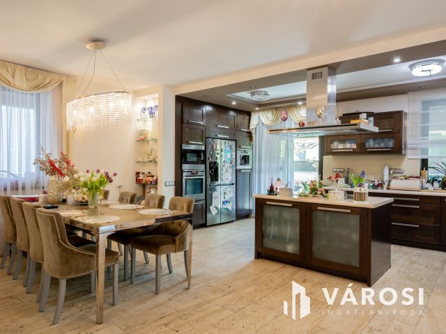 Mediterrán családi ház, luxus lakóparkban Fótligeten