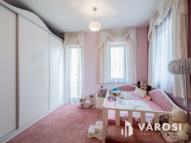 Mediterrán családi ház, luxus lakóparkban Fótligeten