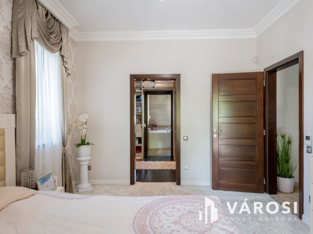 Mediterrán családi ház, luxus lakóparkban Fótligeten