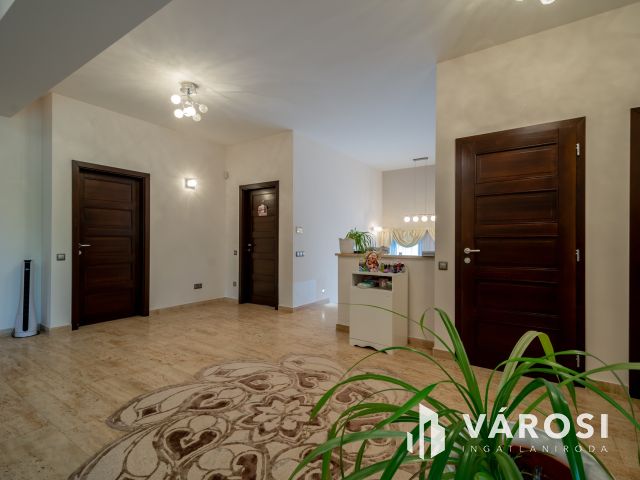 Mediterrán családi ház, luxus lakóparkban Fótligeten