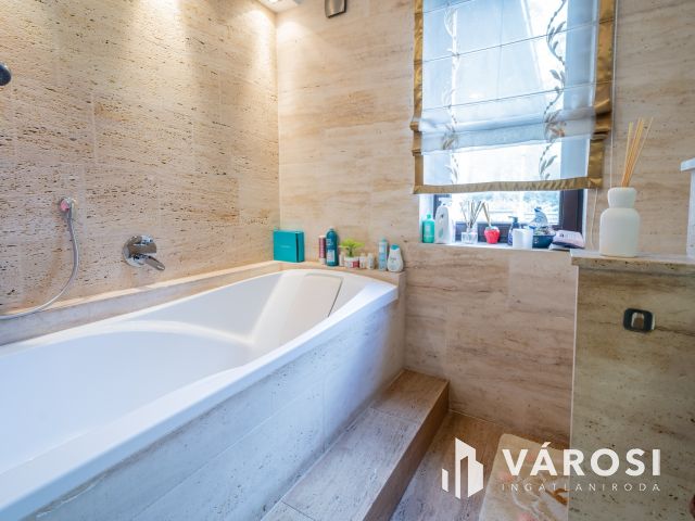 Mediterrán családi ház, luxus lakóparkban Fótligeten