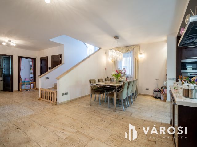 Mediterrán családi ház, luxus lakóparkban Fótligeten