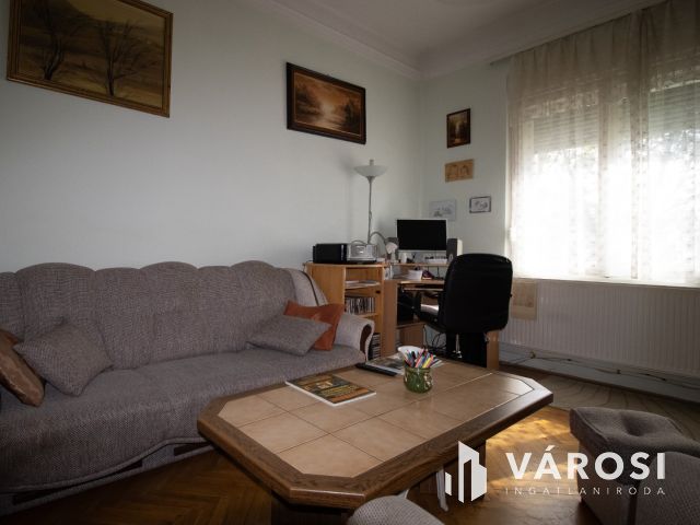 Kétszintes ötszobás-tégla falazatú családi ház Jamina elején