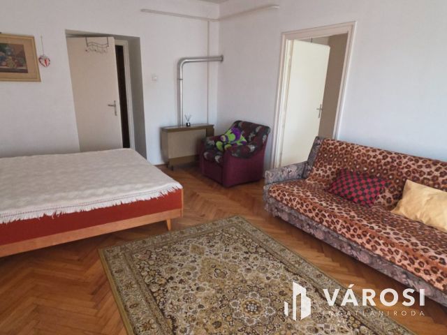 Platán soron kiadó erkélyes lakás