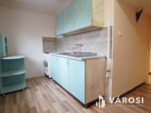 Kiadó bútorok nélküli lakás, a Platán soron