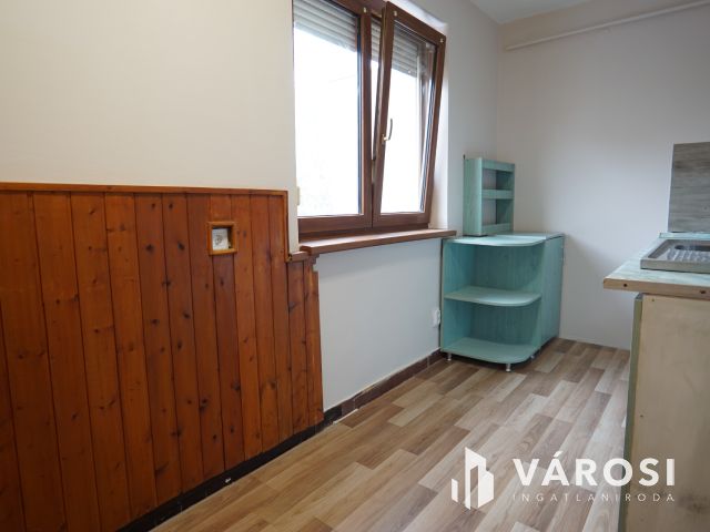 Kiadó bútorok nélküli lakás, a Platán soron