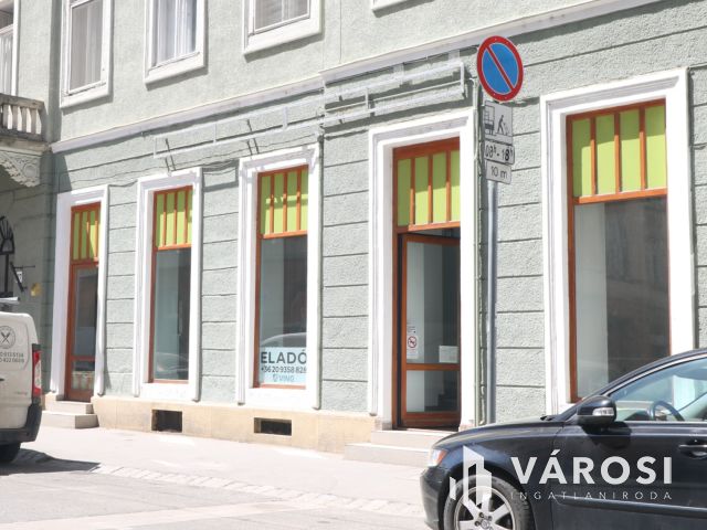 Impozáns üzlethelyiség szeged belvárosában.