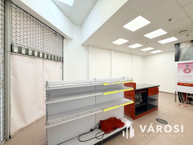 36 m² + 22 m² galériás üzlethelyiség kiadó a Pólusban