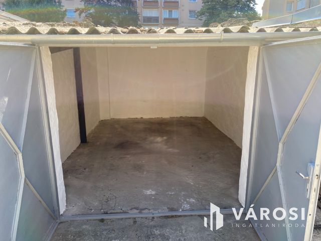 Eladó garázs a belvárosban