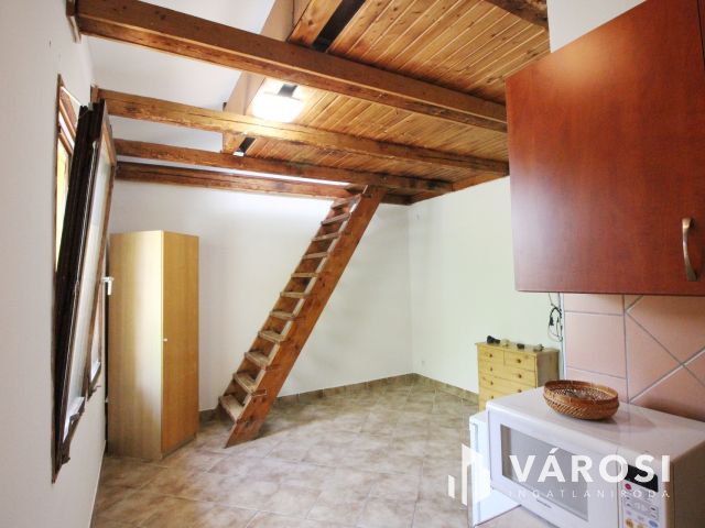 Sarok telken felújítandó ház