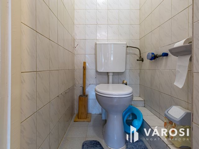Négy lakásos családi házban, tetőtéri lakás kiadó