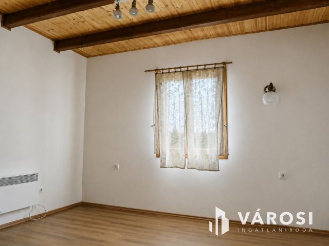 Újszerű, stramm házikó madárcsicsergős környezetben!